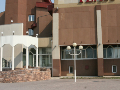 Городской драматический театр в Нижневартовске основан в 1985 году. За двадцать лет театральная студия при детском доме культуры выросла в Городской драматический театр.За все время существования было поставлено более 70 спектаклей.Театр много раз успешно принимал участие в российских, союзных и международных фестивалях.