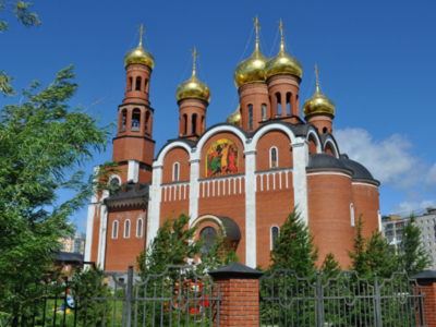 Храм Рождества Христова построен в 1993—1998 годах в Нижневартовске на средства прихожан, городской администрации, ТНК, Славнефти и др. Кресты и купола на храме покрыты сусальным золотом. В храме четыре престола. Главный – в честь Рождества Христова, северный – в честь новомучеников и исповедников российских, южный – в честь Калужской иконы Божией Матери. Нижний престольный храм освящен в честь Собора Иоанна Крестителя.