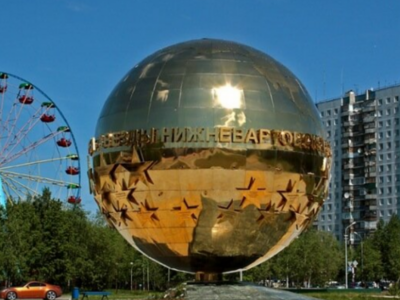 Мемориал славы нижневартовского спорта открыт в 2002 году. Он выполнен в форме большого золотистого шара и установлен у въезда на стадион Центральный. Каждое имя спортсмена расположено на отдельной звездочке, которые расположены в 3 ряда. За четыре года до открытия мемориала спортсмены Нижневартовска своими победами заставили 267 раз поднять флаг России на престижных международных соревнованиях. 