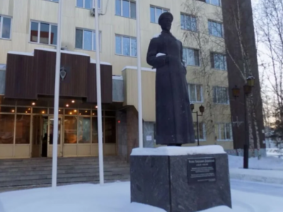 Памятник Ф.Э. Дзержинскому установлен перед зданием ГУВД по г. Нижневартовску. Это самый северный памятник Феликсу Дзержинскому. Скульптура выполнена местным художником Анатолием Троянским, следователем МВД в отставке. Сооружен памятник на личные деньги сотрудников правоохранительных органов. 