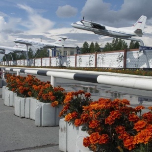 Аллея Почета авиационной техники открыта возле аэропорта 20 июля 2000 года. На пьедесталах установлены вертолёты Ми-1, Ми-2, Ми-4, Ми-6, Ми-8, а также самолёт Ан-2. Ее открытие приурочено к 35-летию авиапредприятия, которое отмечалось в 2000 году.