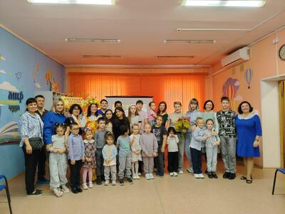 В течение года воспитатели знакомят детей с профессиональной трудовой деятельностью взрослых, организуют встречи с «интересными людьми», проводят экскурсии по детскому саду и за его пределами: в библиотеку, почту, школы, музеи.