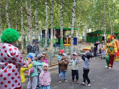 Традиция "Утро радостных встреч!". Помогает детям с радостью начать день, сплотиться и развить позитивные социальные навыки.