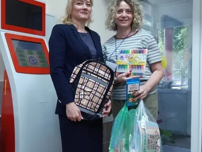 В нашем детском саду стало доброй традицией принимать участие в благотворительной акции, приуроченной ко Дню Знаний «Собери ребёнка в школу» - «Шаг навстречу» для детей из семей, находящихся в социально опасном положении, для детей из многодетных, малообеспеченных и незащищенных семей.