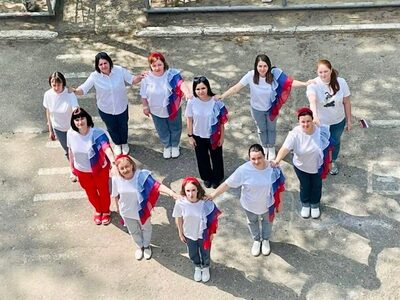 "Флешмоб, посвященный Дню России!" 
Ежегодно наши юные патриоты вместе с педагогами устраивают красочное танцевальное представление на прогулке. Ребята танцуют, поют, а также подготавливают красивые бумажные сердечки в цветах триколора❤️