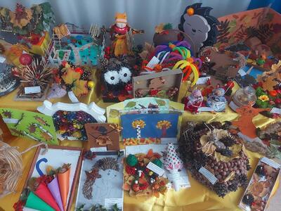 🌟 🍁 "Выставка осенних поделок! "
🍁 🍂Осень — это время, когда природа дарит нам свои краски и вдохновение. В нашем детском саду прошла замечательная выставка осенних поделок, где каждый ребёнок смог проявить свою фантазию и творческий потенциал. 🖼️ На выставке были представлены разнообразные работы: от простых аппликаций до сложных композиций из природных материалов. Дети использовали шишки, 🍁 листья, жёлуди, 🌰каштаны и другие дары осени, чтобы создать настоящие шедевры.