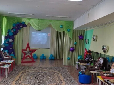 «Музей в чемодане». Это интерактивное мероприятие позволило родителям и воспитанникам погрузиться в историю и познакомиться с предметами быта, военной формы и артефактами времен Великой Отечественной войны.
📜Вниманию гостей представили тематические экспозиции, размещенные прямо внутри обычных дорожных чемоданов. Участники акции могли увидеть реальные предметы военного периода: фотографии солдатских писем, личные вещи фронтовиков, копии документов и наград тех времен. Особое внимание уделялось рассказам ветеранов, воспоминаниям очевидцев военных событий и уникальным историям каждого экспоната.